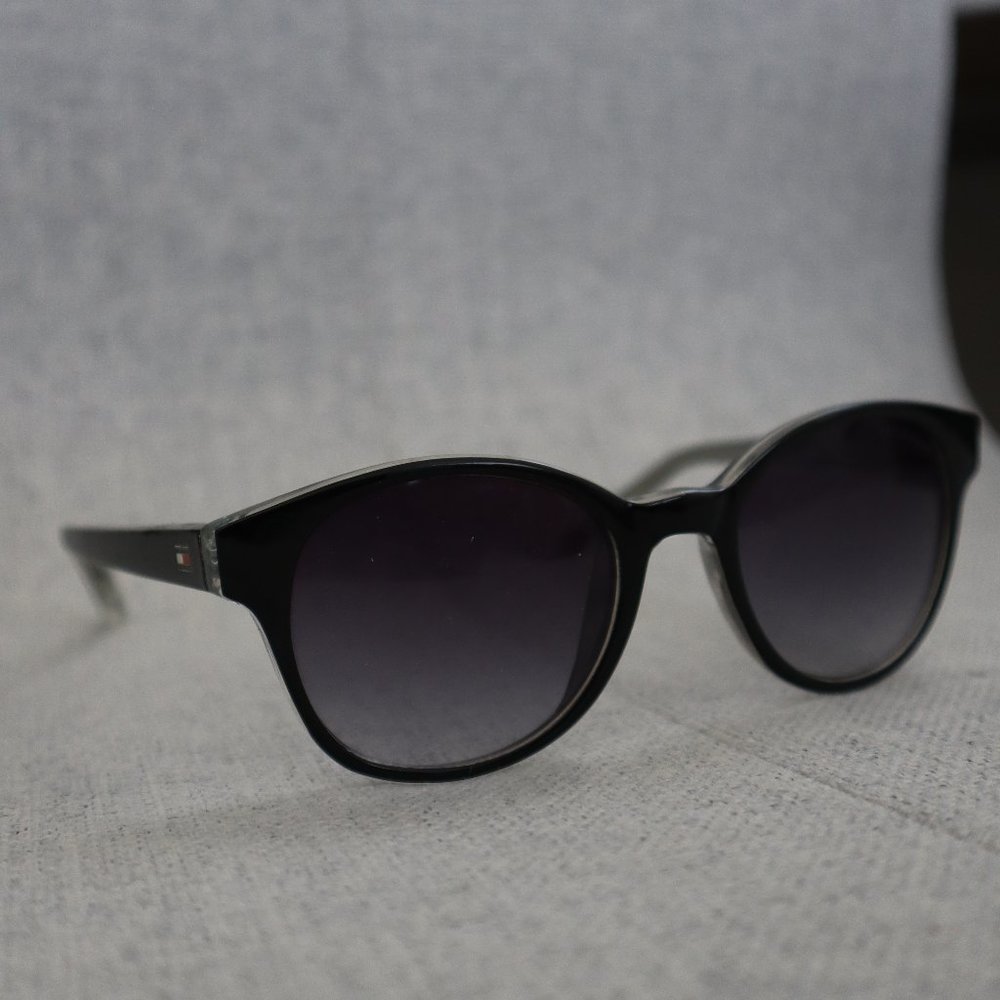Tommy Hilfiger 145 Rayban Wayfarers Never Worn with Case Black Sunglasses